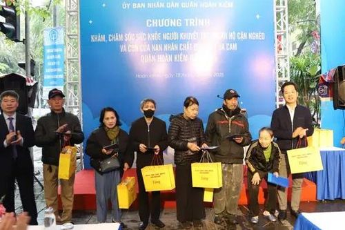 Khám sức khỏe miễn phí cho người yếu thế