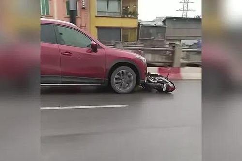 Mazda gây tai nạn, kéo lê xe máy trên cầu Vĩnh Tuy