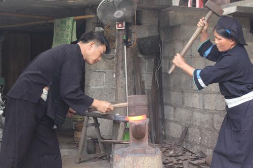 Phúc Sen trăm năm đỏ lửa nhịp búa rèn dao