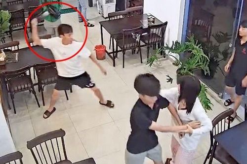 Khởi tố gã đàn ông sàm sỡ cô gái trước mặt bạn trai, đánh người ở quán cơm gà