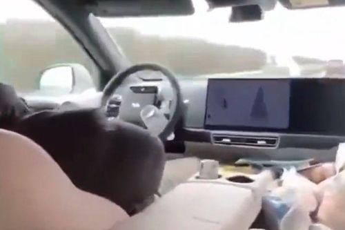 Clip: Tài xế liều lĩnh ngủ say khi xe tự lái, con nhỏ vô tư trên băng ghế sau