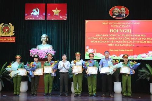 TPHCM: Khen thưởng vụ phá đường dây mua bán vũ khí, công cụ hỗ trợ quy mô lớn