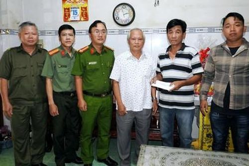 TPHCM: Hỗ trợ kinh phí cho gia đình người tham gia LLBVANTT ở cơ sở qua đời
