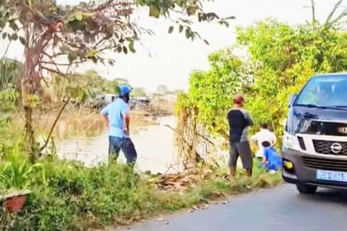 Phát hiện thi thể cụ ông trong đám lục bình dưới sông, nghi bị sát hại cướp vàng