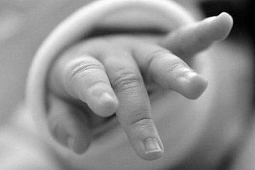 Bé gái 5 tháng tuổi tử vong bất thường: Lời khai của người trông trẻ