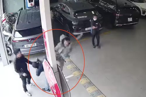Triệu tập người đàn ông 'tung cước' đạp thẳng vào đầu tài xế ở Hà Nội
