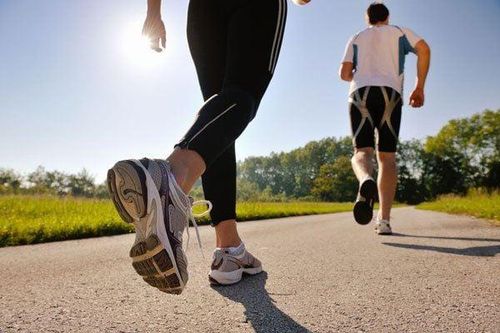 Người đàn ông 60 tuổi bất ngờ đau đớn vì thoái hóa khớp do mắc sai lầm này trong lúc đi bộ tập thể dục