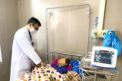 Người đàn ông nhập viện gấp do sai lầm tai hại khi chữa táo bón