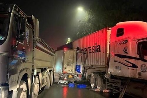 Hà Nội: CSGT kịp thời cưa cabin, cứu tài xế xe tải mắc kẹt sau tai nạn giao thông