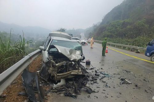 Bắc Kạn: Va chạm ô tô khiến nhiều người nhập viện
