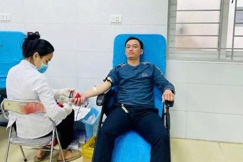 Cán bộ y tế vượt 60km hiến máu khẩn cấp cứu bệnh nhân