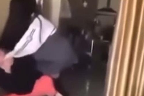 Xôn xao clip nghi vấn nữ sinh bạo hành người lớn tuổi