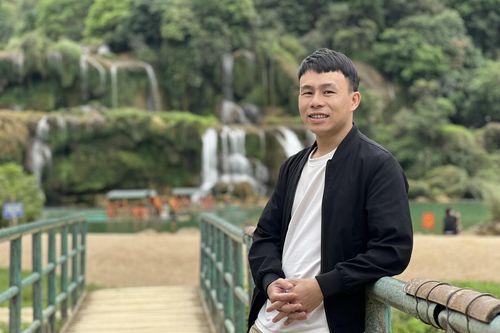 Nhà thơ trang trải cuộc sống bằng cách nào?