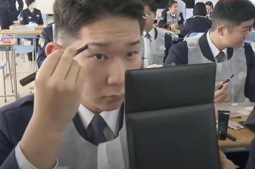 Học viện cảnh sát Nhật Bản thuê người dạy trang điểm cho học viên nam