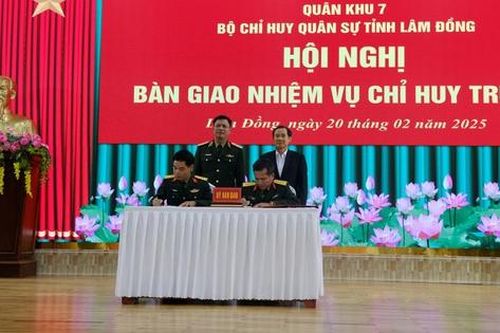 Bàn giao nhiệm vụ Chỉ huy trưởng Bộ Chỉ huy quân sự tỉnh