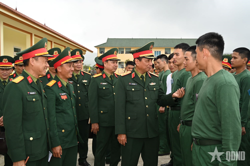 Tư lệnh Quân khu 4 kiểm tra, động viên chiến sĩ mới