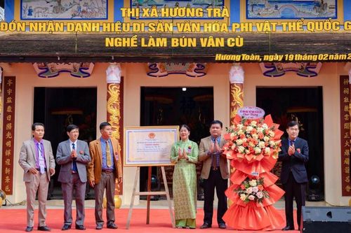 Huế vinh dự đón nhận danh hiệu Di sản văn hóa Phi vật thể quốc gia Nghề làm bún Vân Cù