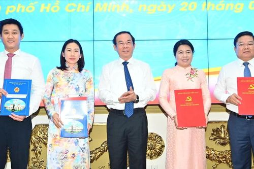 Bí thư Thành ủy TPHCM Nguyễn Văn Nên trao quyết định điều động, bổ nhiệm nhiều cán bộ chủ chốt