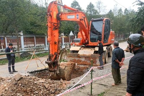Hà Tĩnh: Khắc phục 'hố tử thần' trên tuyến huyện lộ 8