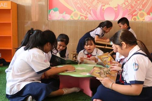 Học sinh tiểu học đọc sách, chơi thể thao sau giờ học tại trường