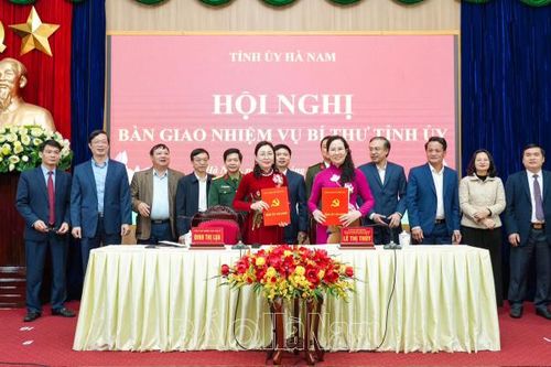 Phó Bí thư Thường trực Tỉnh ủy Hà Nam Đinh Thị Lụa điều hành Tỉnh ủy Hà Nam