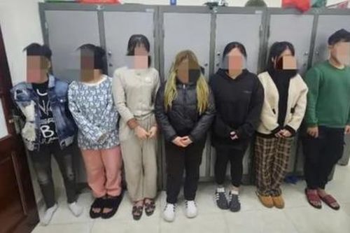 Hà Nội: Công an tạm giữ hình sự 2 đối tượng đánh hội đồng cô gái 17 tuổi