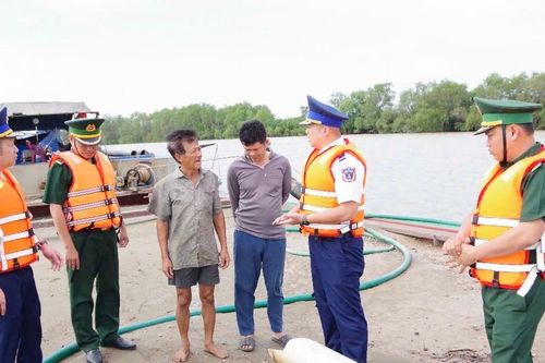 Phát hiện và bắt giữ tàu vận chuyển cát trái phép trên biển Tiền Giang