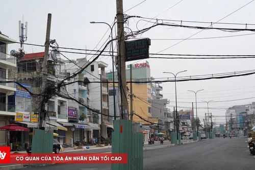 Dự án hàng ngàn tỷ ở TP.HCM bị bao phủ bởi cột điện, lô cốt