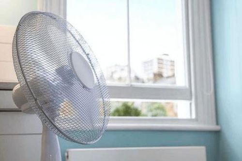 Vì sao trời nồm ẩm không nên bật quạt?