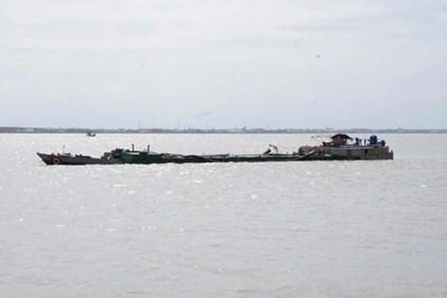 Bộ đội biên phòng tỉnh Tiền Giang bắt giữ phương tiện vận chuyển cát trên biển