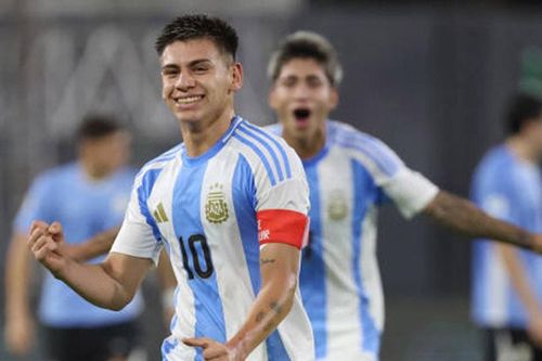 Thần đồng Argentina đổ bộ Etihad, Pep tính kế cho Man City bứt tốc cuối mùa