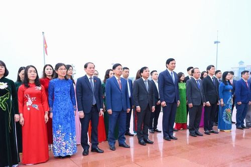 Thường trực HĐND tỉnh Nghệ An dâng hoa tưởng niệm Chủ tịch Hồ Chí Minh