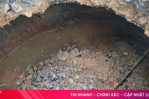Khắc phục 'hố tử thần' trên huyện lộ 8 ở Hương Khê