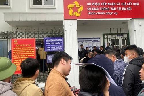 'Cò' mời dịch vụ xếp hàng hộ tại điểm cấp đổi bằng lái xe