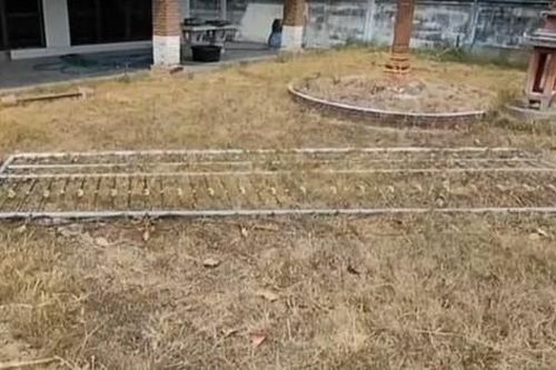 Cánh cổng bất ngờ đổ sập, đè cụ bà 80 tuổi tử vong