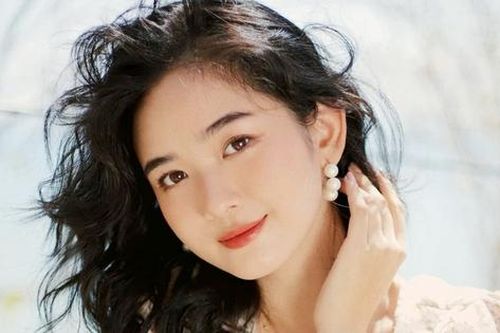 'Ngọc nữ' thế hệ mới từng là bồi bàn, phải xin ứng lương vì hết tiền là ai?