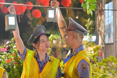 'Hóa thân' thành nhân viên gác tàu, Hoa hậu Thùy Tiên bất ngờ khi Wean Lê 'thả thính'