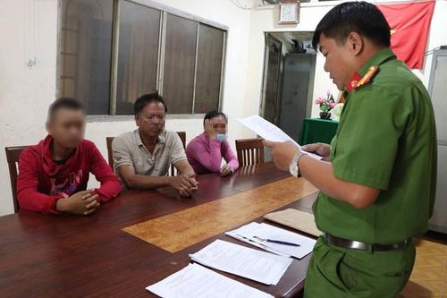 Thiếu niên 13 tuổi đốt xe ô tô của công an huyện