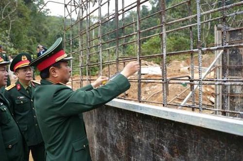 Kiểm tra tiến độ con đường xuyên rừng hơn 400 tỷ đồng ở Huế