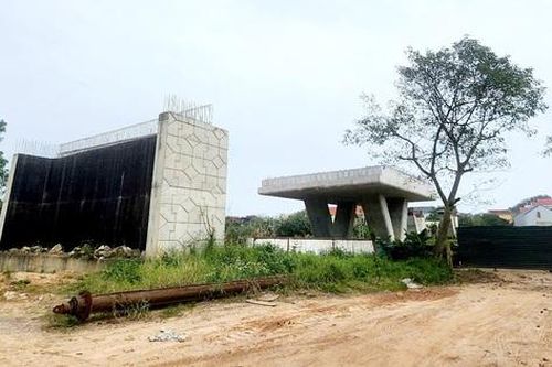 Cận cảnh dự án cầu vượt đường sắt Đồng Hới 'đắp chiếu' do vướng mặt bằng