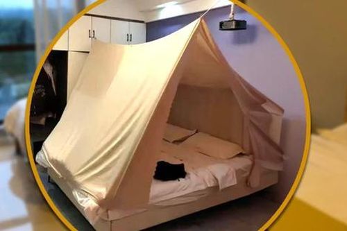 Cô gái dựng lều để ngủ khi lưu trú ở khách sạn, bất ngờ với lý do đằng sau