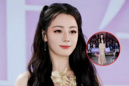 Nhan sắc gây choáng của Địch Lệ Nhiệt Ba khi thiếu photoshop