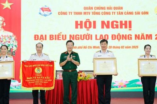 Tổng công ty Tân cảng Sài Gòn: Trao cờ thi đua và khen thưởng tập thể, cá nhân công đoàn xuất sắc