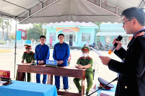 Cha con rủ nhau đi cướp, cùng nhận án tù