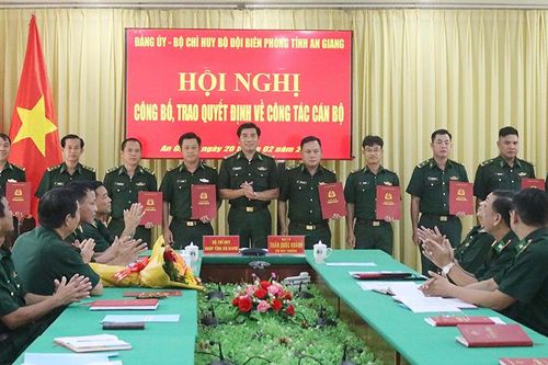 Trao quyết định 13 cán bộ biên phòng An Giang