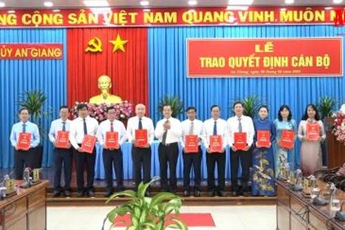 An Giang công bố các Quyết định về sắp xếp các tổ chức bộ máy của hệ thống chính trị và trao quyết định về công tác cán bộ