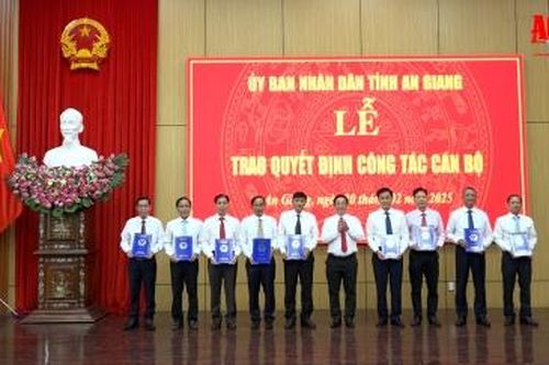 UBND tỉnh An Giang công bố các quyết định thành lập cơ quan chuyên môn, đơn vị sự nghiệp công lập và trao quyết định công tác cán bộ