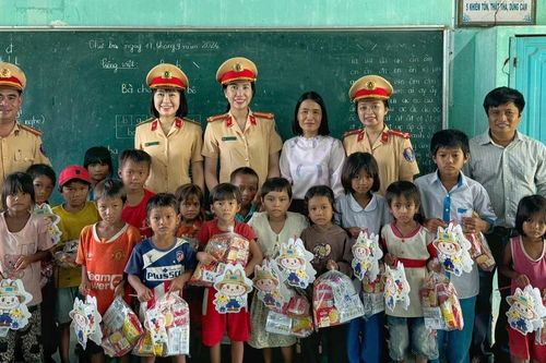 Hội Phụ nữ cơ sở Cảnh sát Giao thông hướng về người nghèo