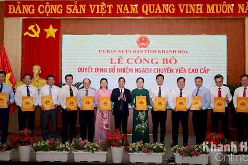 Trao quyết định bổ nhiệm ngạch chuyên viên cao cấp cho 14 cán bộ