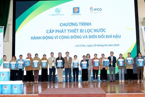Cấp phát thiết bị lọc nước - hành động vì cộng đồng và biến đổi khí hậu